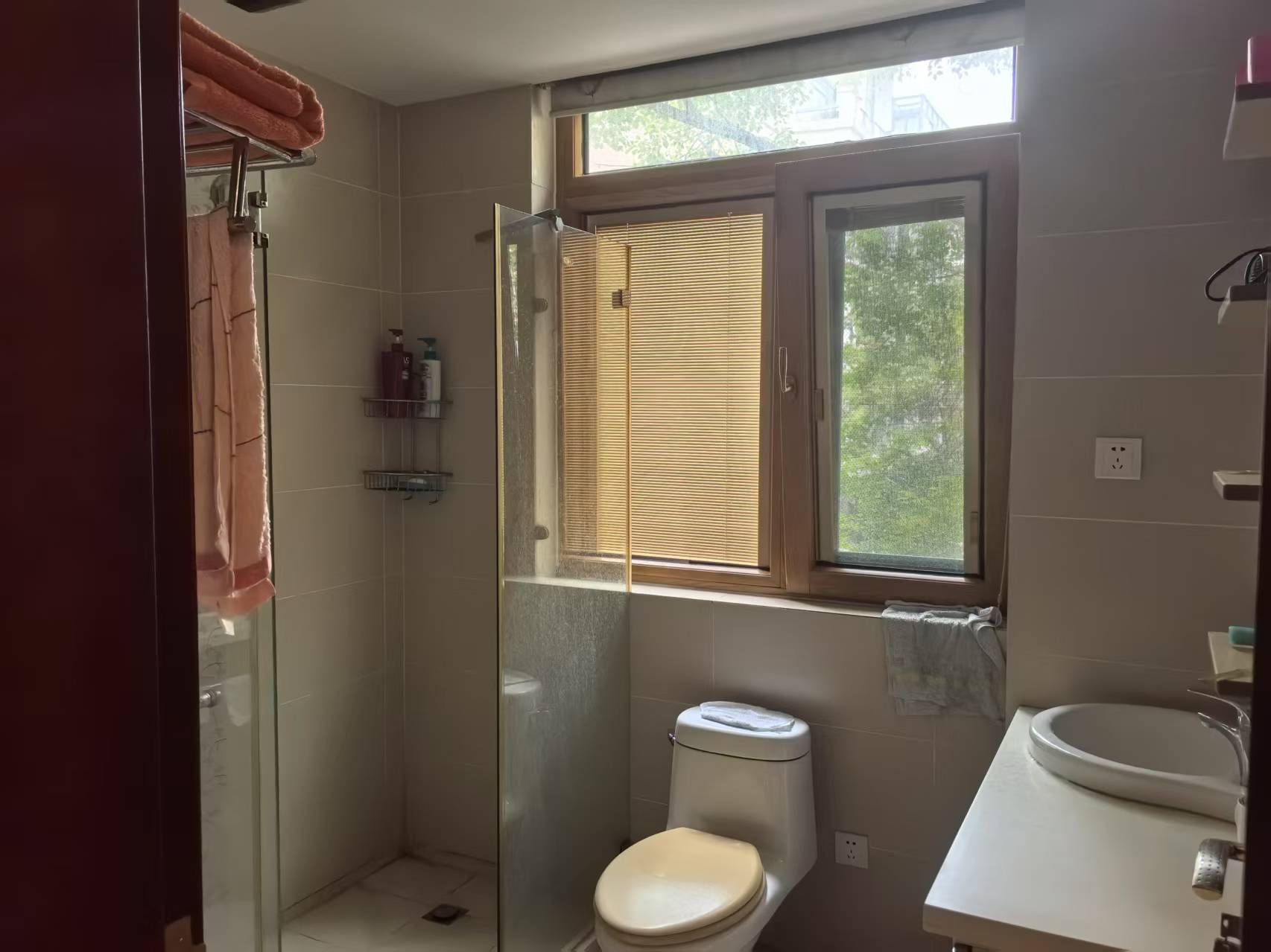 凤凰莱茵苑 2室1厅2卫 142.18m&sup2;