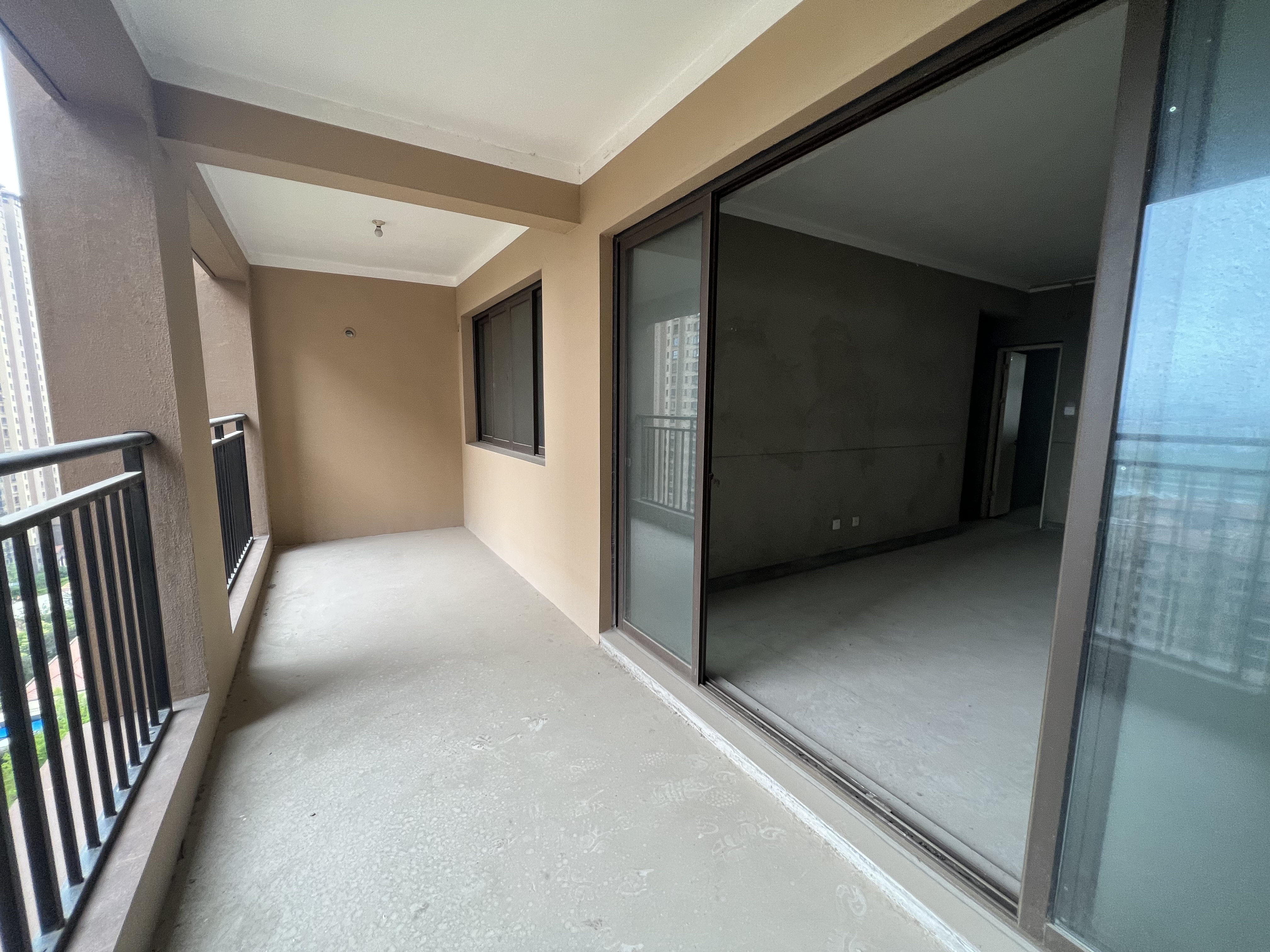 华强城 4室2厅2卫 145m&sup2;