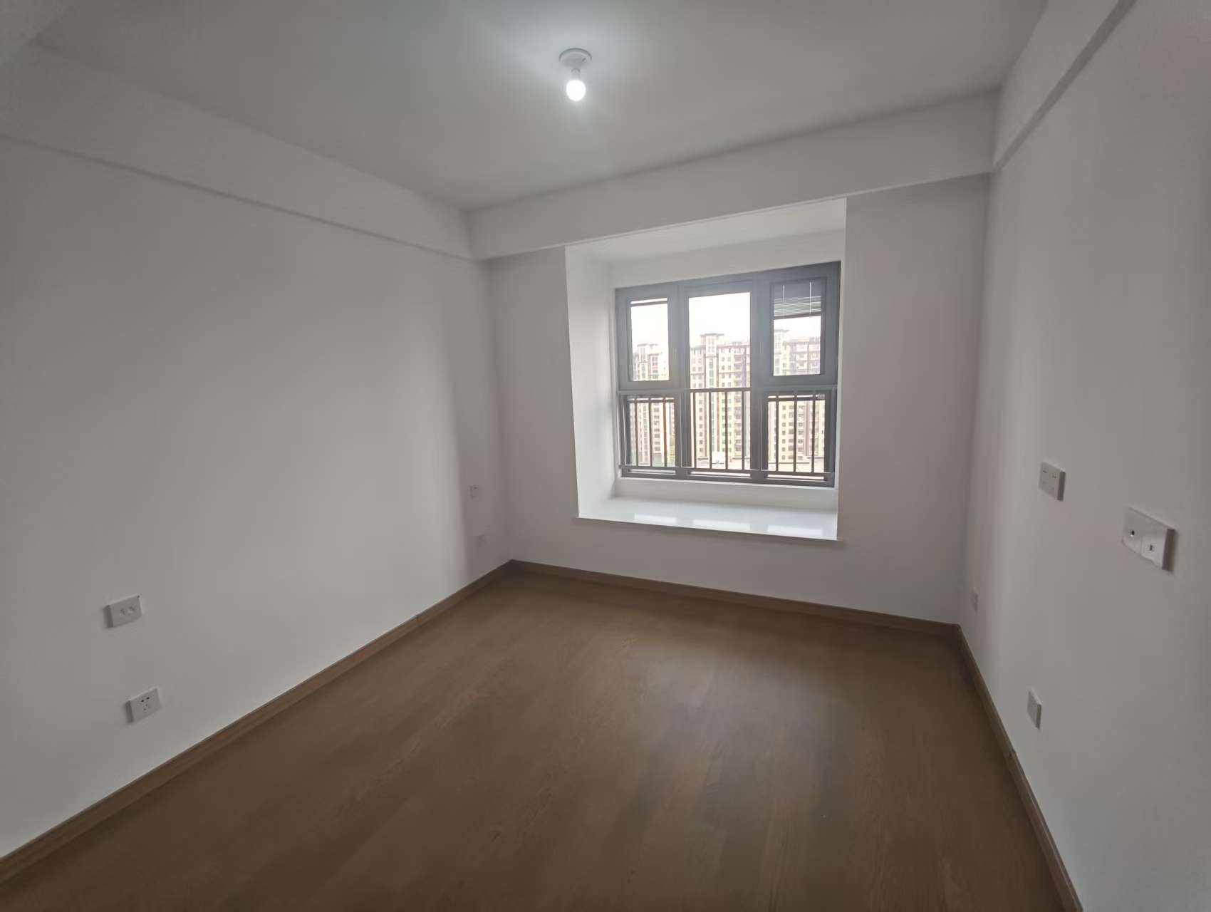 海纳春江 4室2厅2卫 142m&sup2;