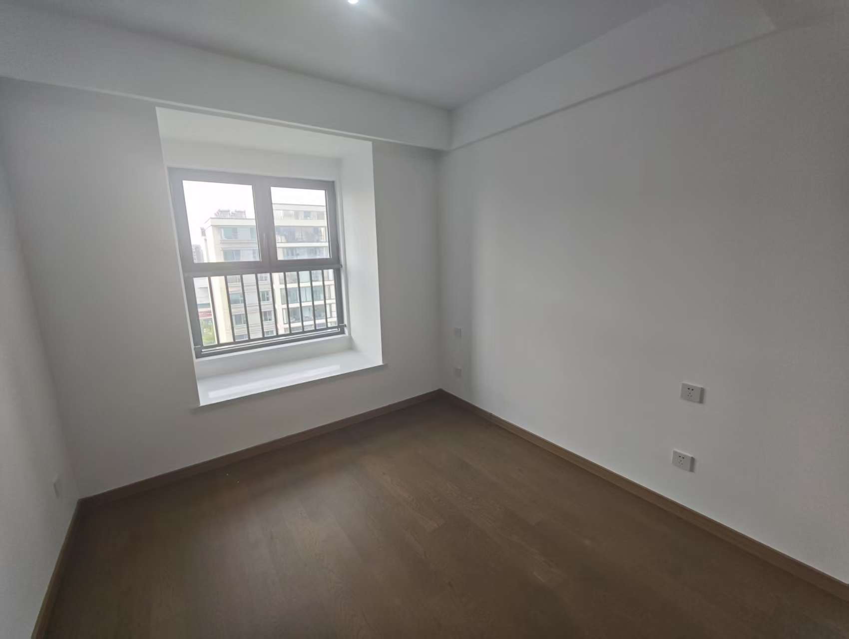 海纳春江 4室2厅2卫 142m&sup2;