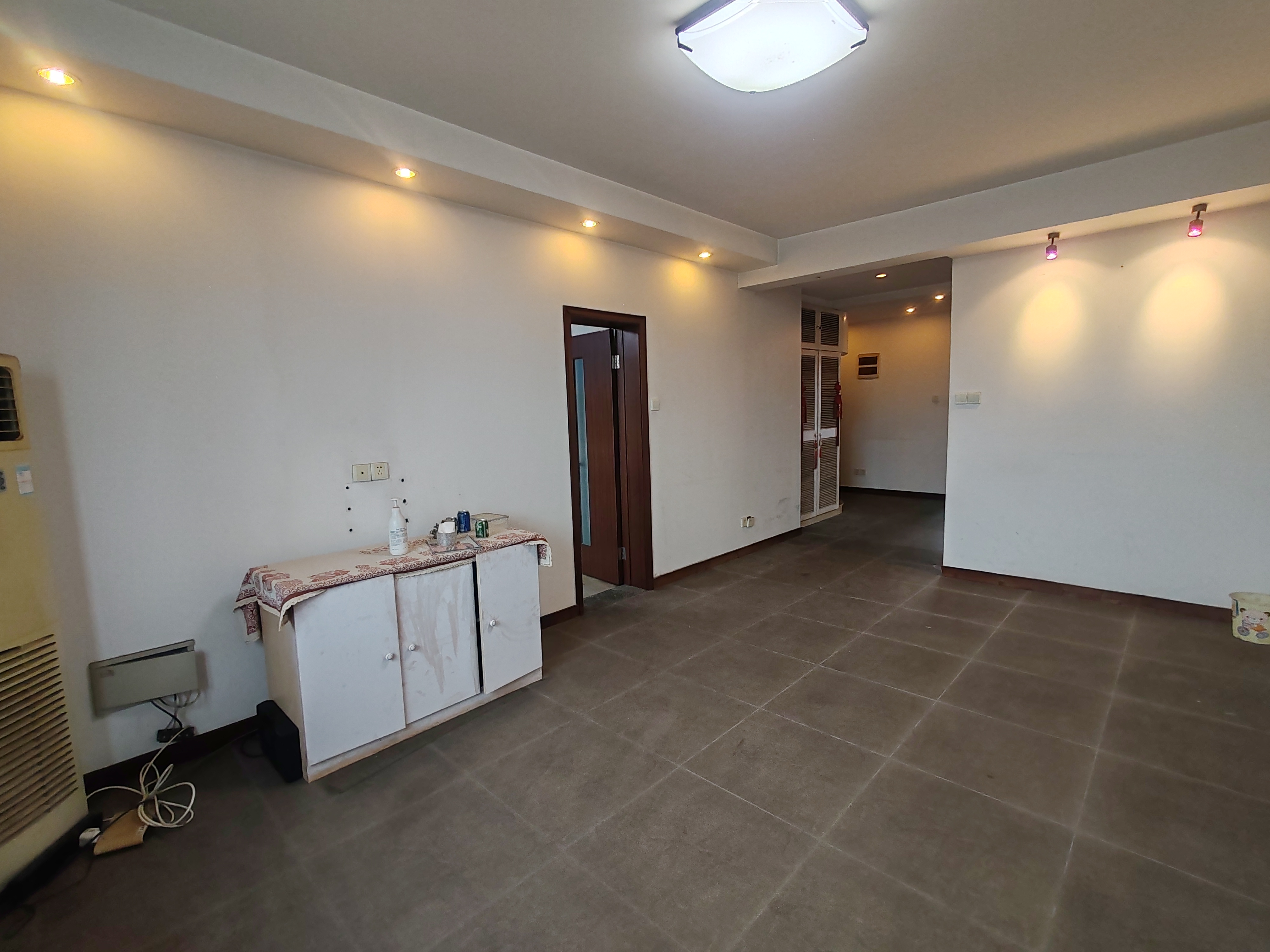东方鑫乾大厦 2室2厅1卫 101.08m²