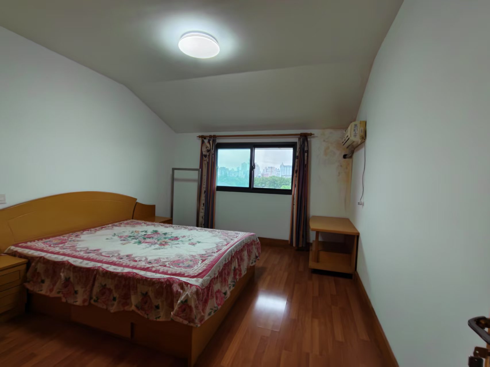 华侨花苑 4室2厅1卫 100m&sup2;