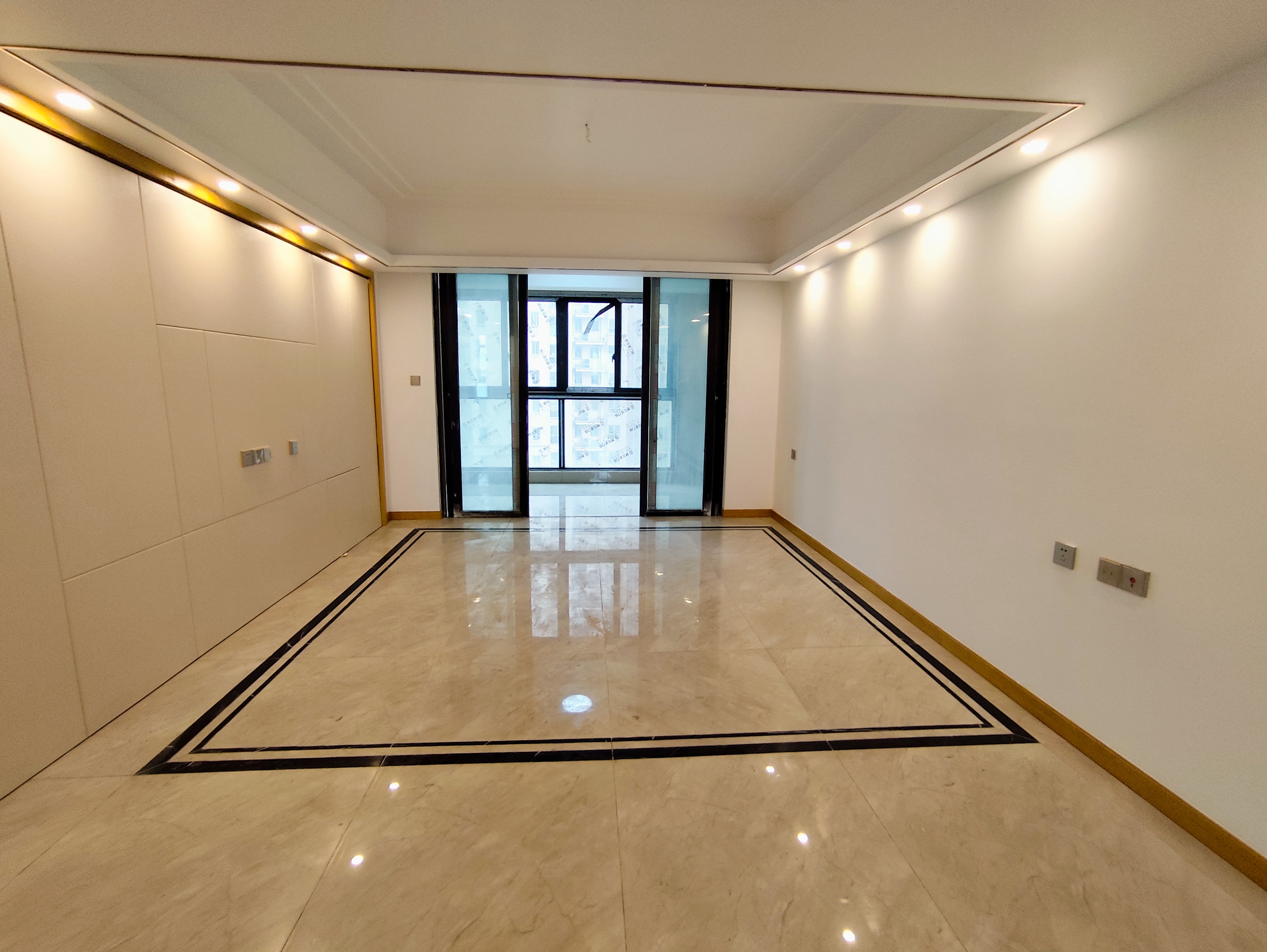 中南世纪花城三期 4室2厅2卫 139.49m²