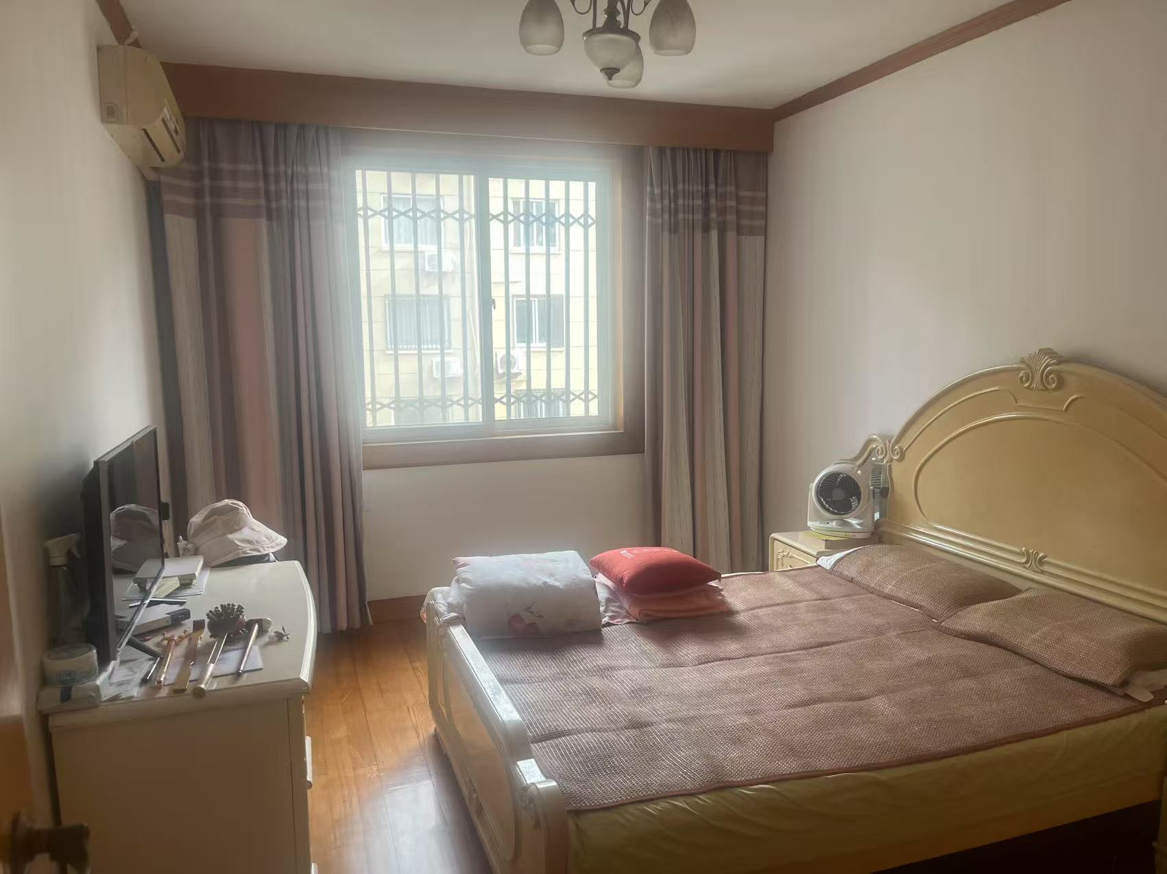 虹桥东村 3室2厅2卫 130.49m&sup2;