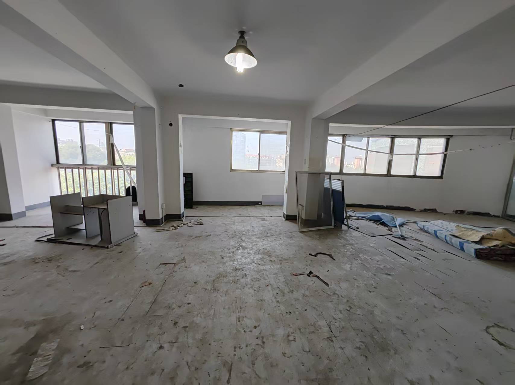 华侨花苑 4室2厅1卫 156m&sup2;