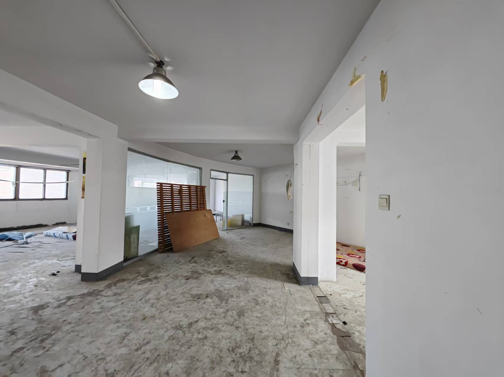 华侨花苑 4室2厅1卫 156m²