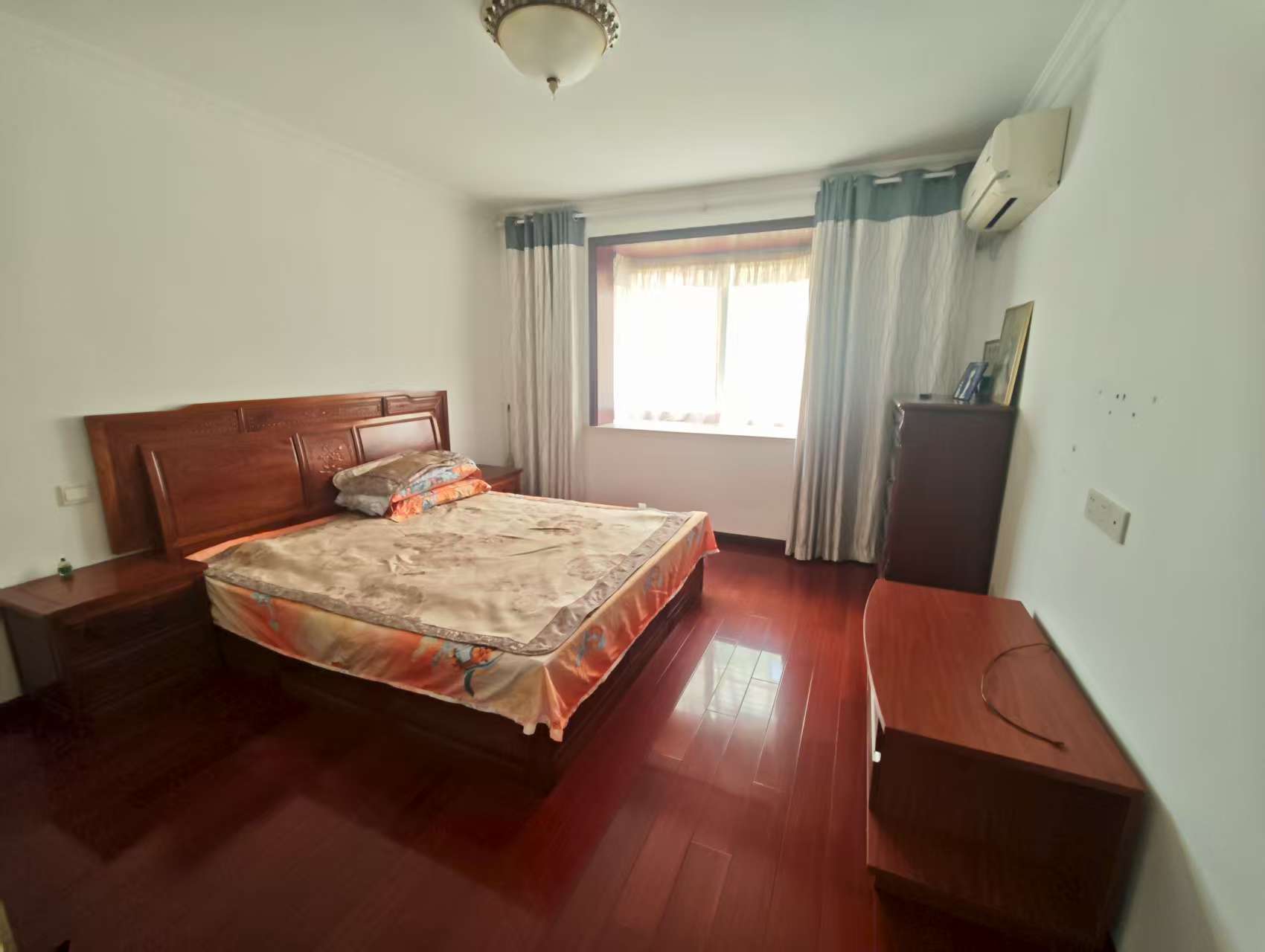 东晖花园 3室2厅1卫 145m&sup2;