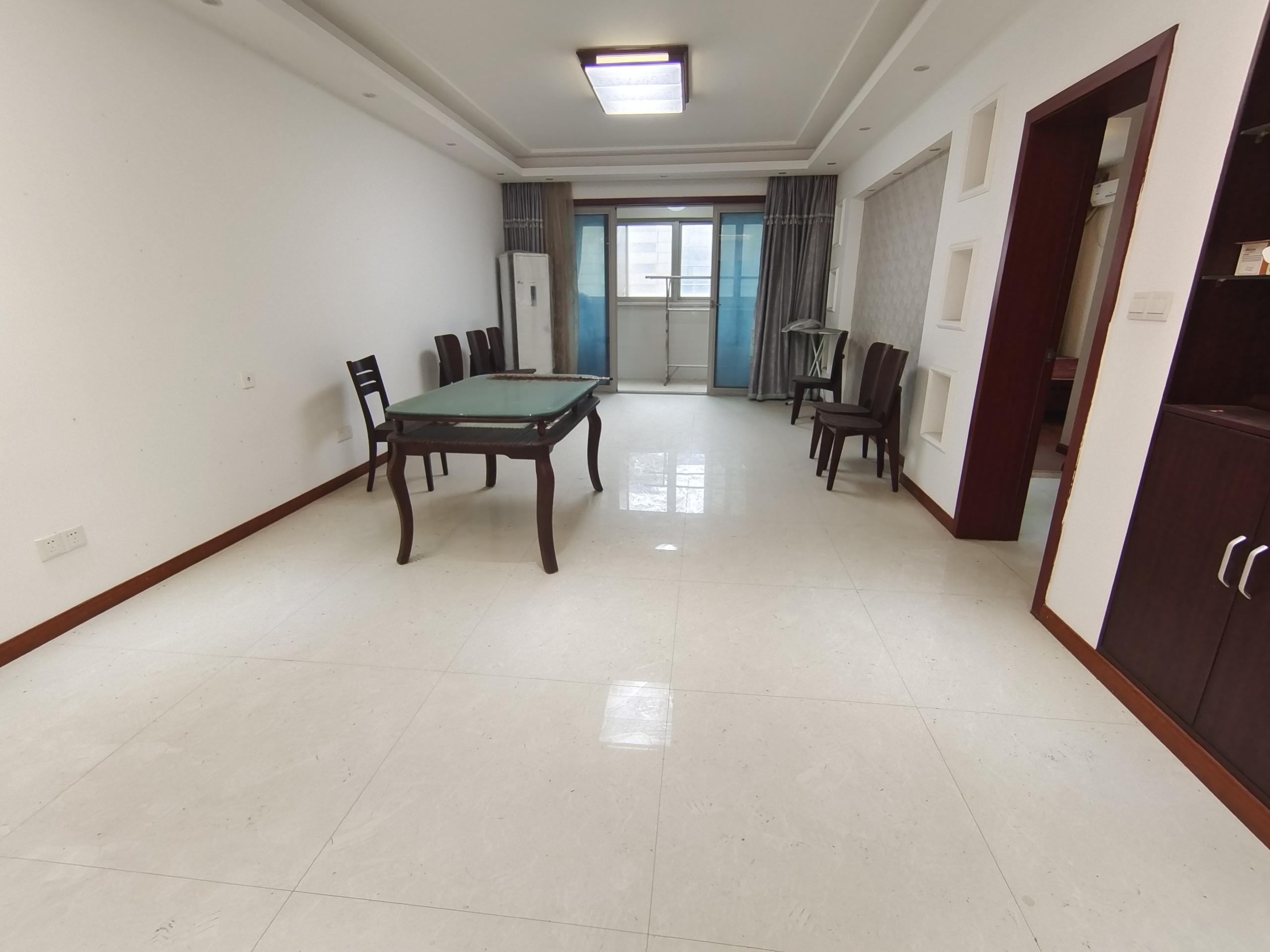 润华国际中心 3室2厅1卫 137m&sup2;