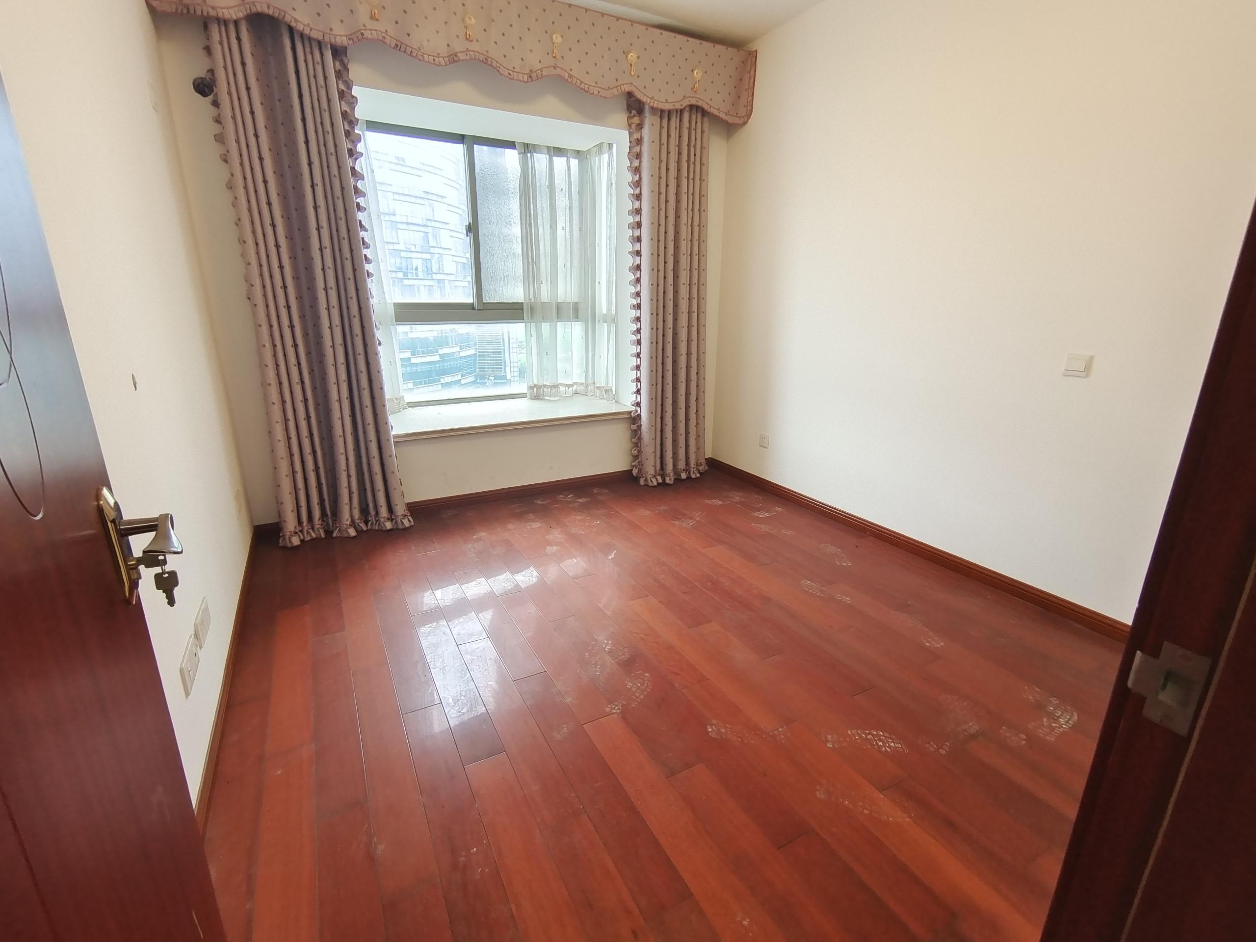 润华国际中心 3室2厅1卫 137m&sup2;
