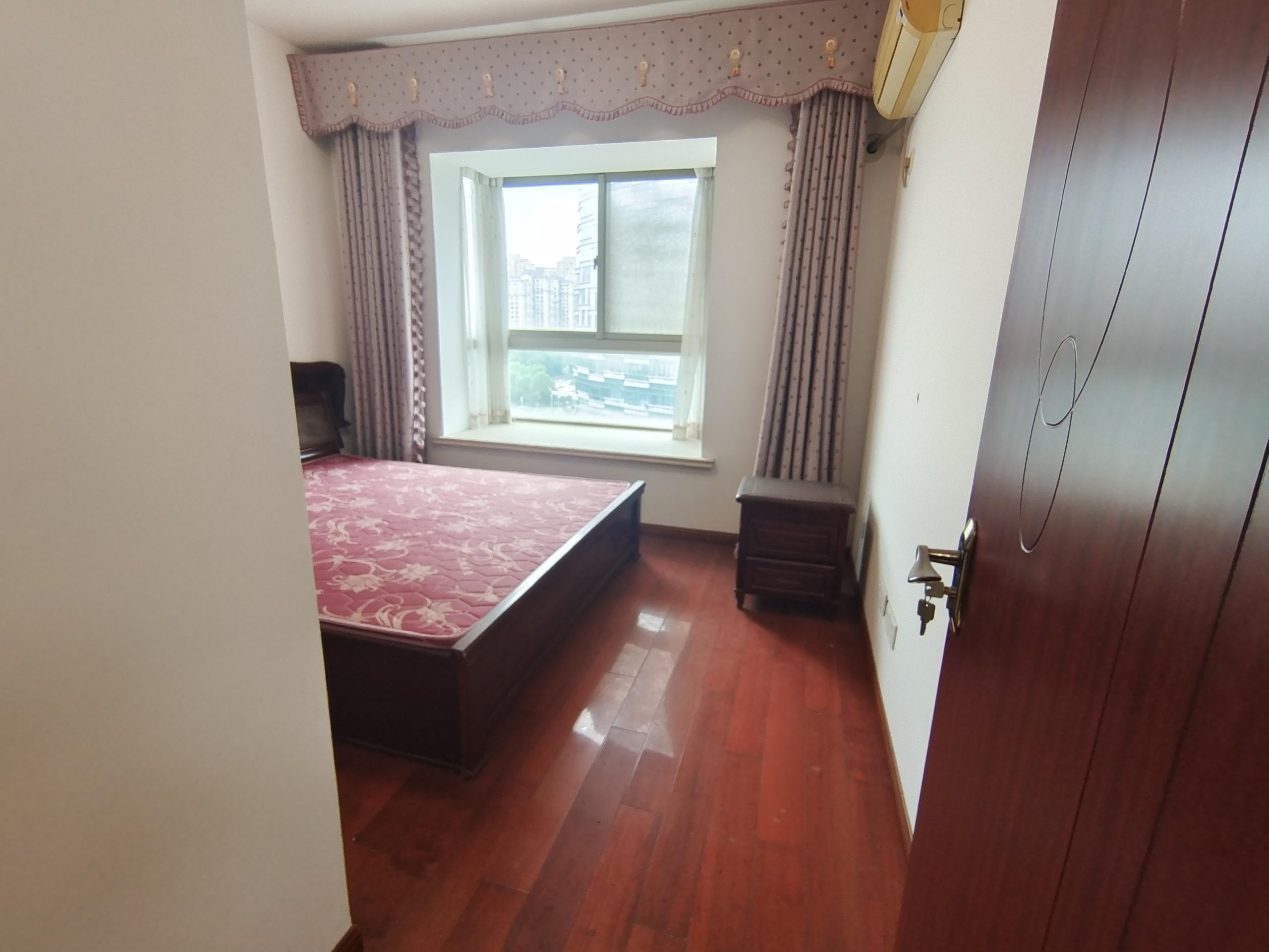 润华国际中心 3室2厅1卫 137m&sup2;