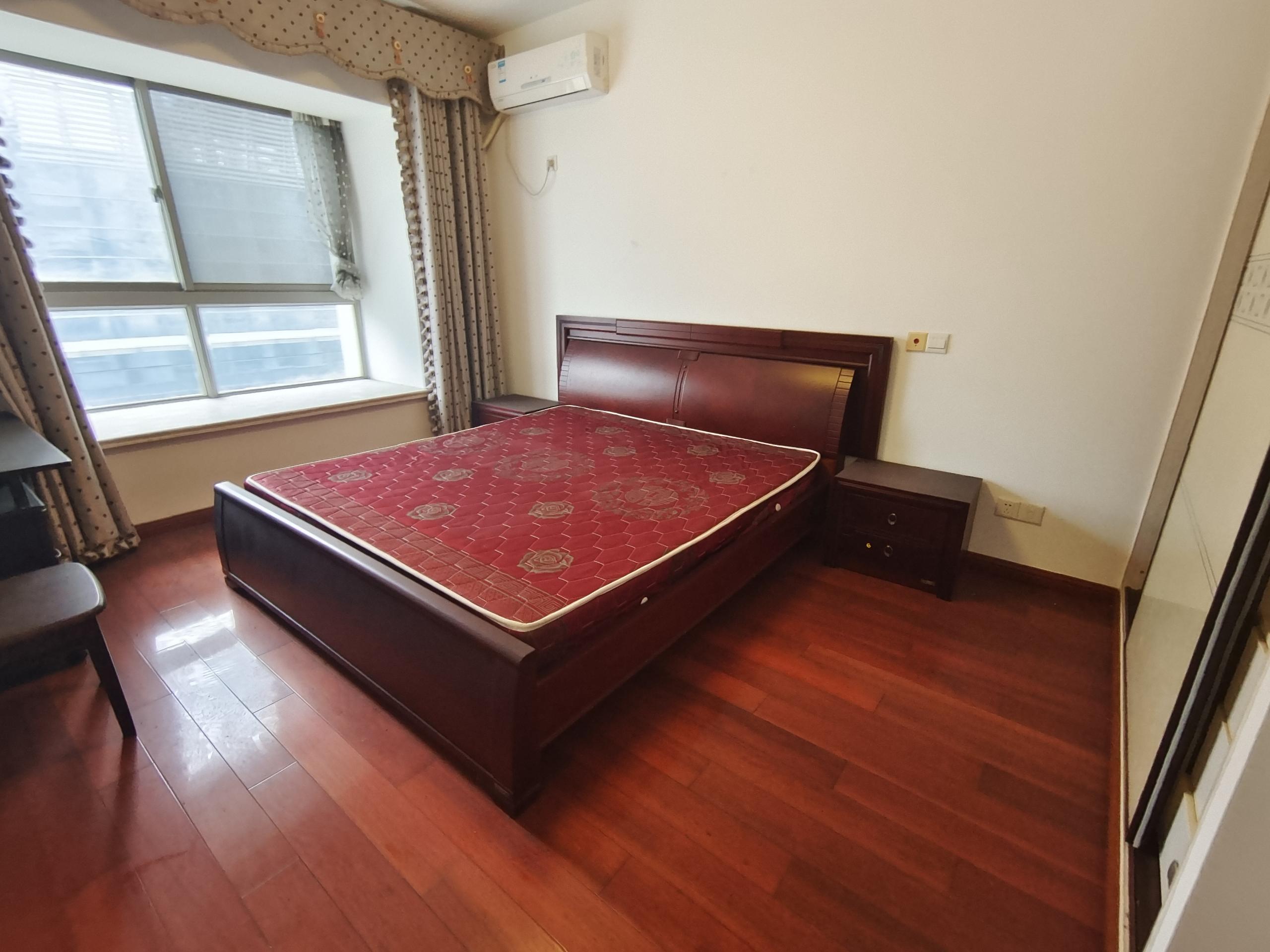 润华国际中心 3室2厅1卫 137m&sup2;