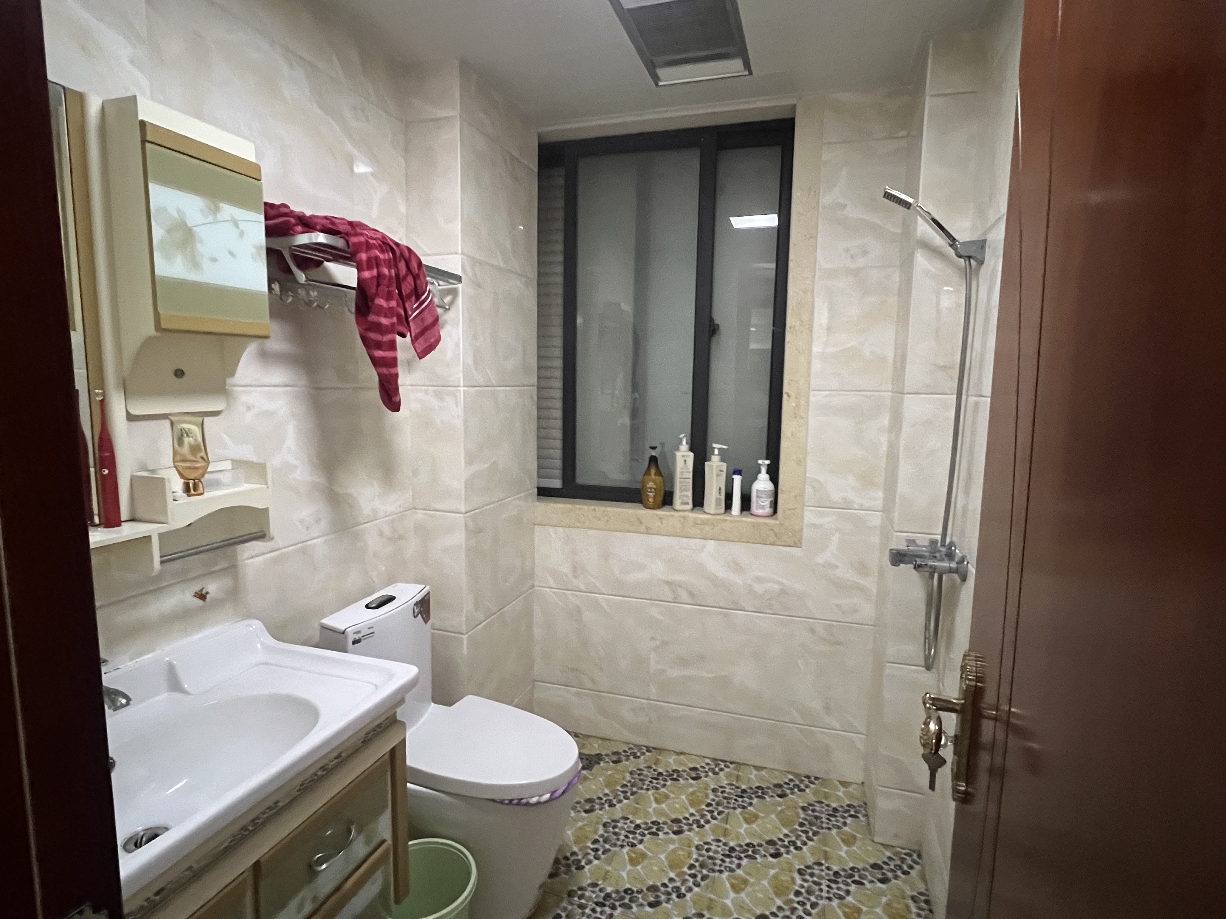 中港翡翠城 4室2厅2卫 140m&sup2;