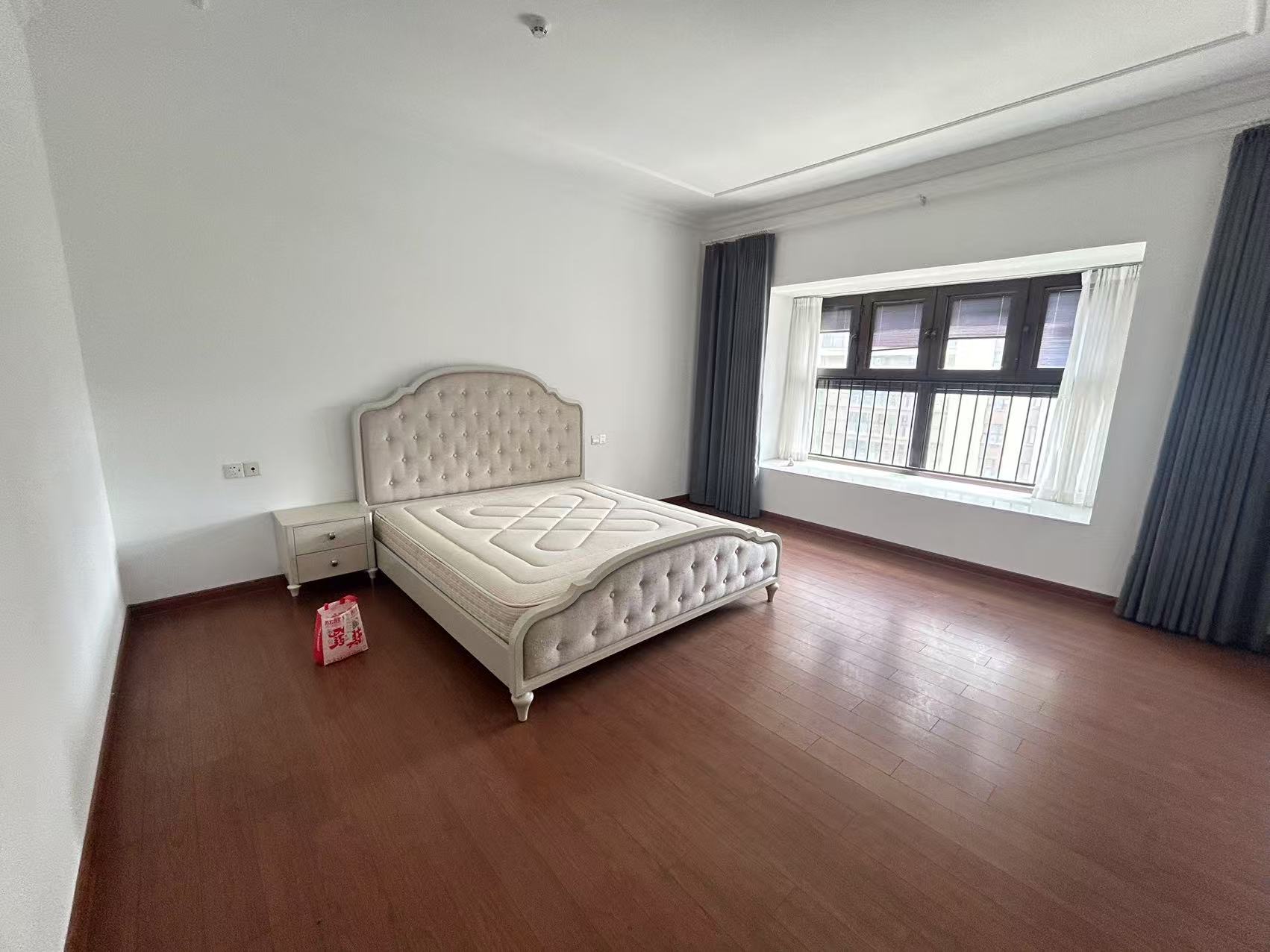 碧桂园时代悦城 5室2厅3卫 270.00m&sup2;