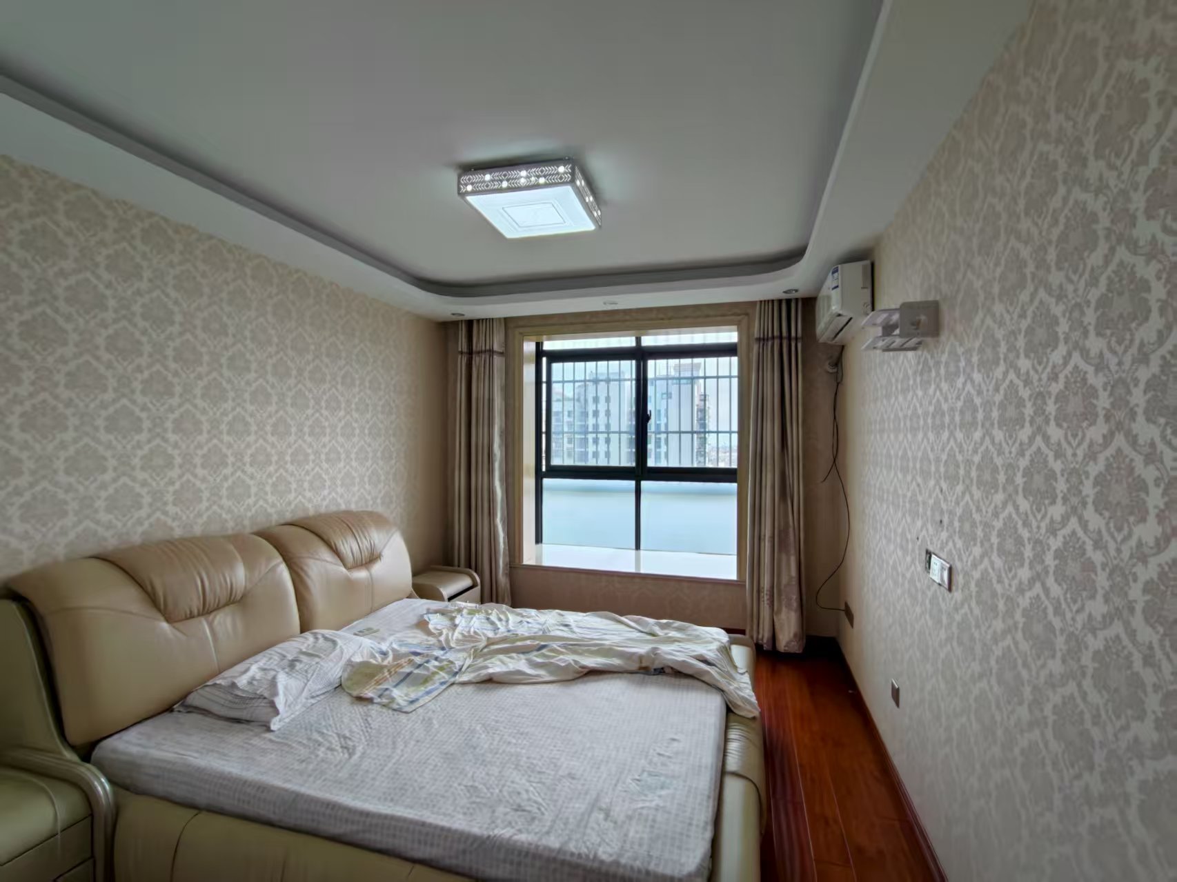 高迪晶城 3室2厅2卫 157m&sup2;