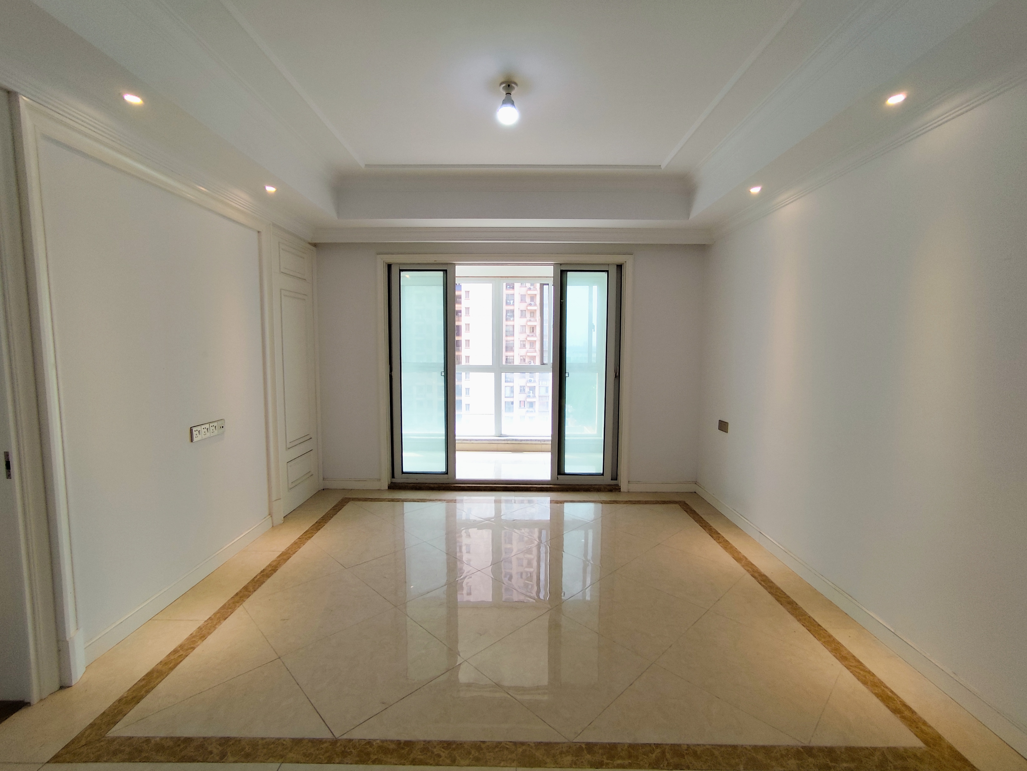 中南世纪花城三期 3室2厅2卫 132m&sup2;