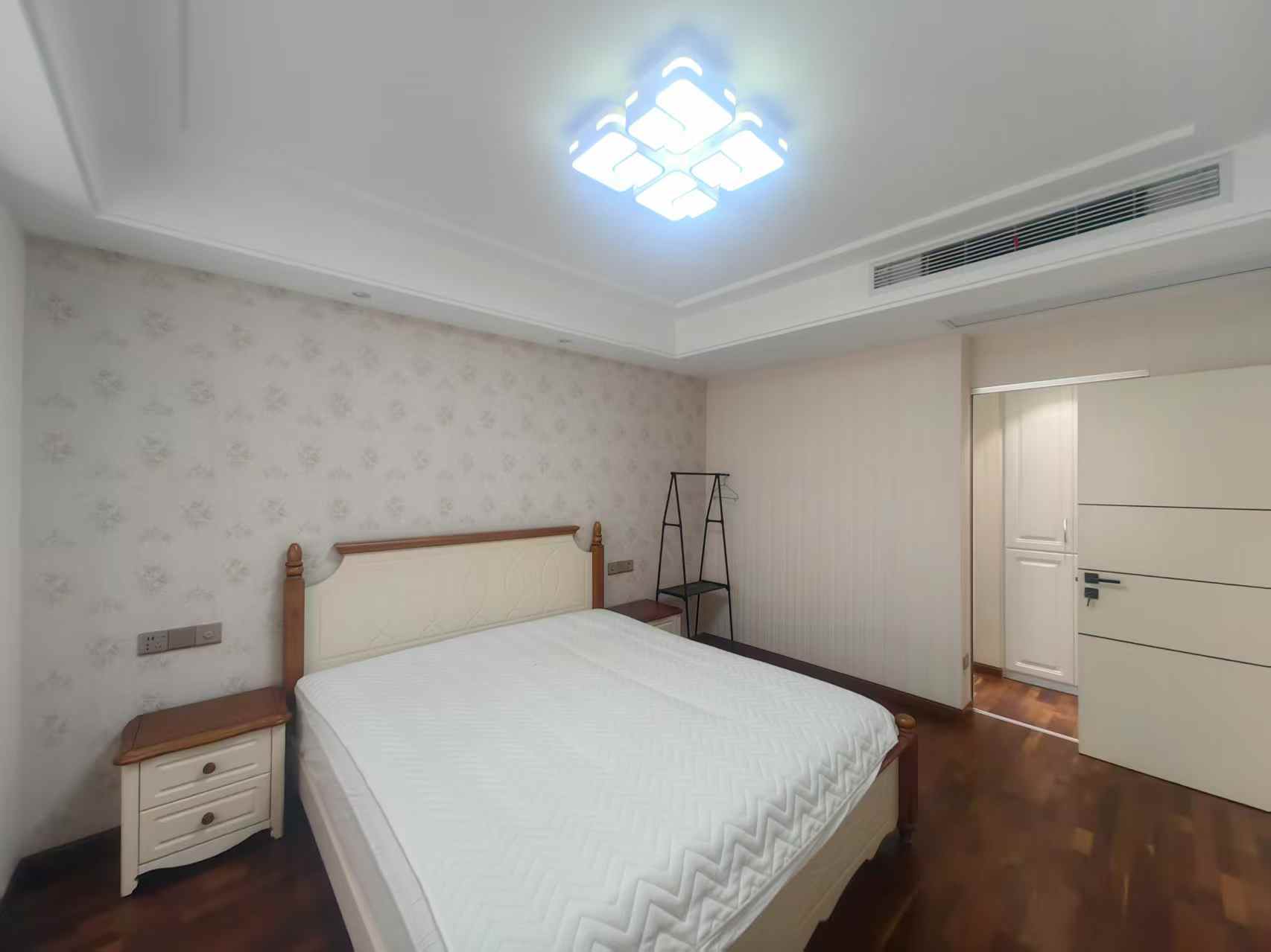 冠城大通棕榈湾 3室2厅2卫 134m&sup2;