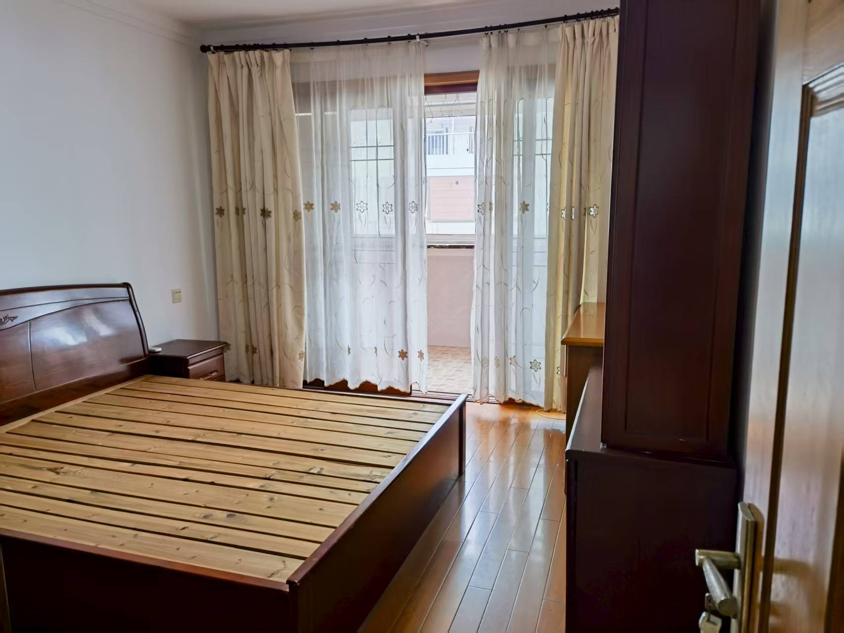 光明东村一期 6室3厅2卫 170m&sup2;