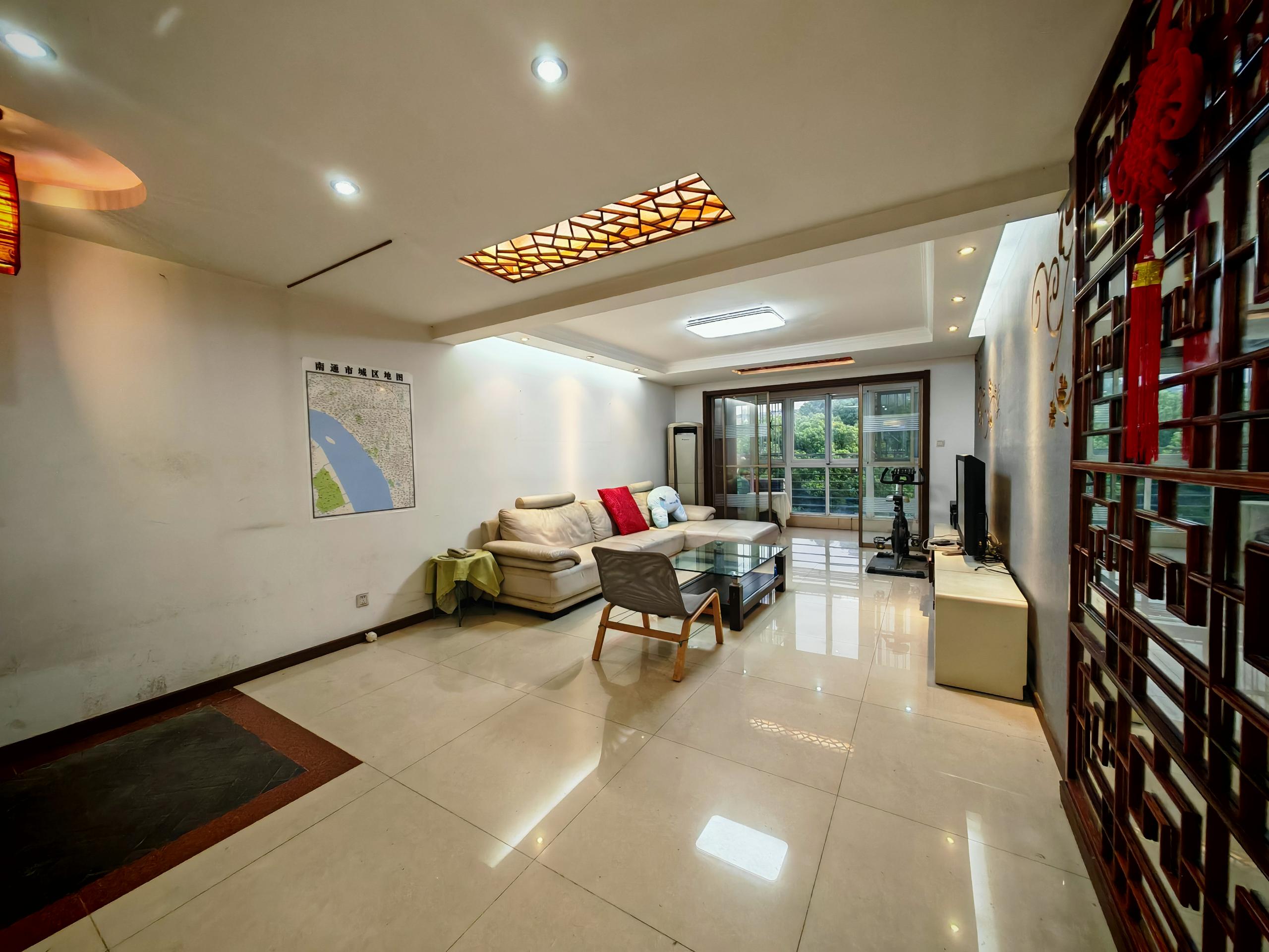 天虹花园 3室2厅2卫 150m&sup2;
