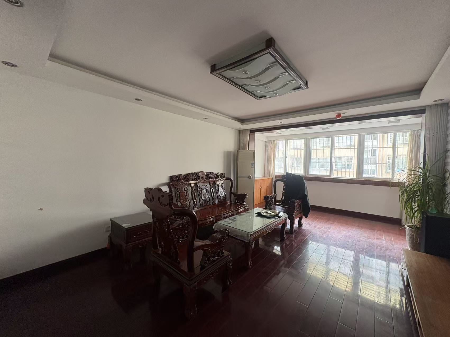 天馨花苑 4室2厅2卫 143m&sup2;