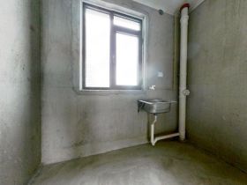 绿地新里城 3室1厅1卫 105m&sup2;