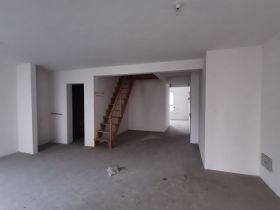 军山花园 4室2厅2卫 167m&sup2;