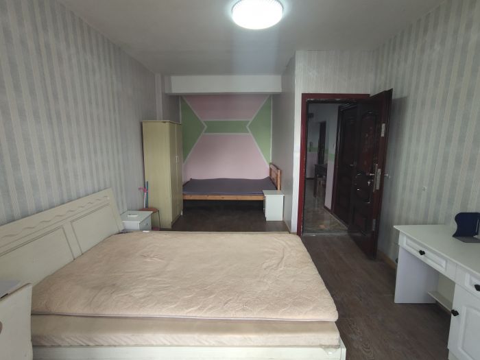 新港花苑 5室1厅2卫 135m&sup2;