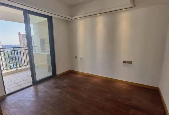 中南世纪花城三期 3室2厅2卫 137m&sup2;