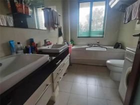 凤凰莱茵苑 3室2厅1卫 142.00m&sup2;