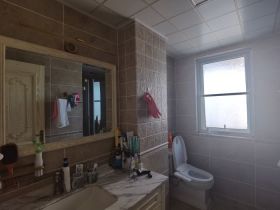中南世纪花城三期 3室2厅2卫 135m&sup2;