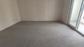 中港翡翠城 3室2厅2卫 108.22m²