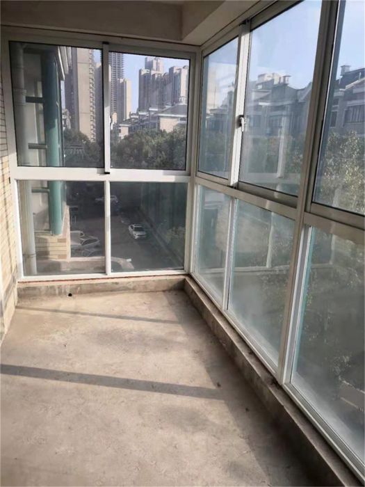 星湖花园 3室2厅2卫 205.3m&sup2;