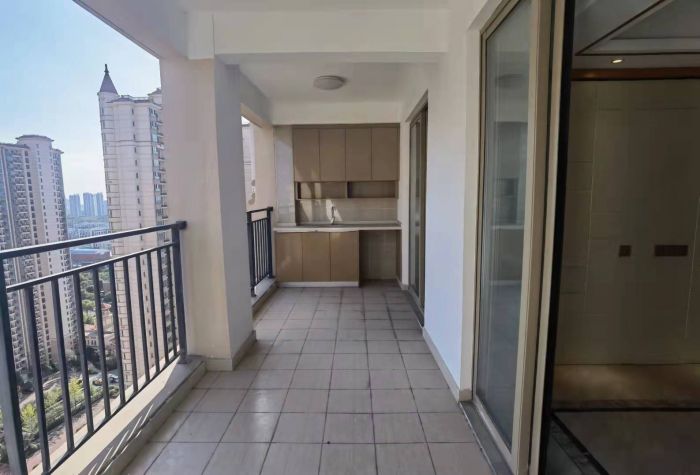 中南世纪花城三期 3室2厅2卫 137m&sup2;
