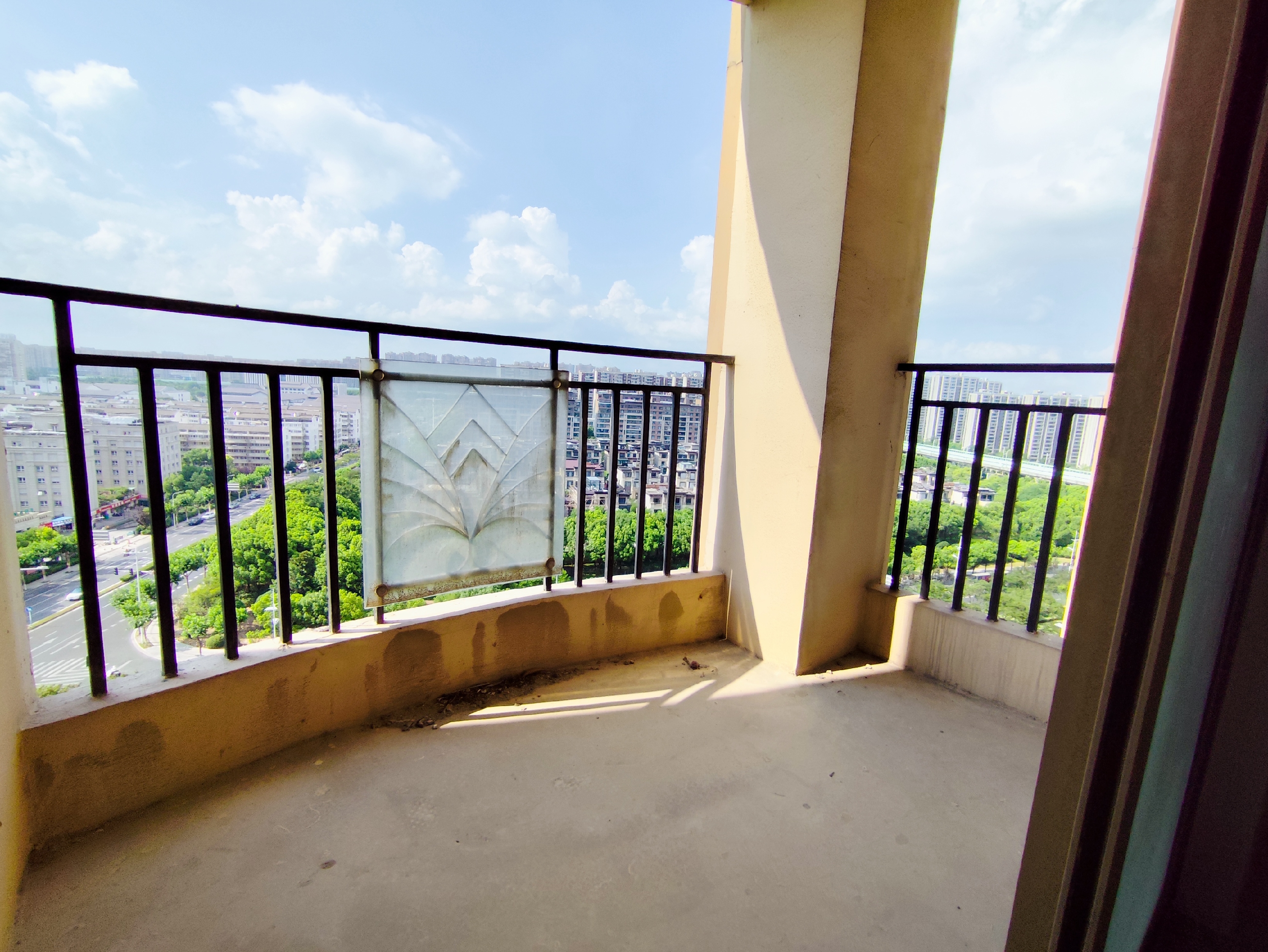 中南世纪花城一期 3室2厅2卫 135.48m&sup2;