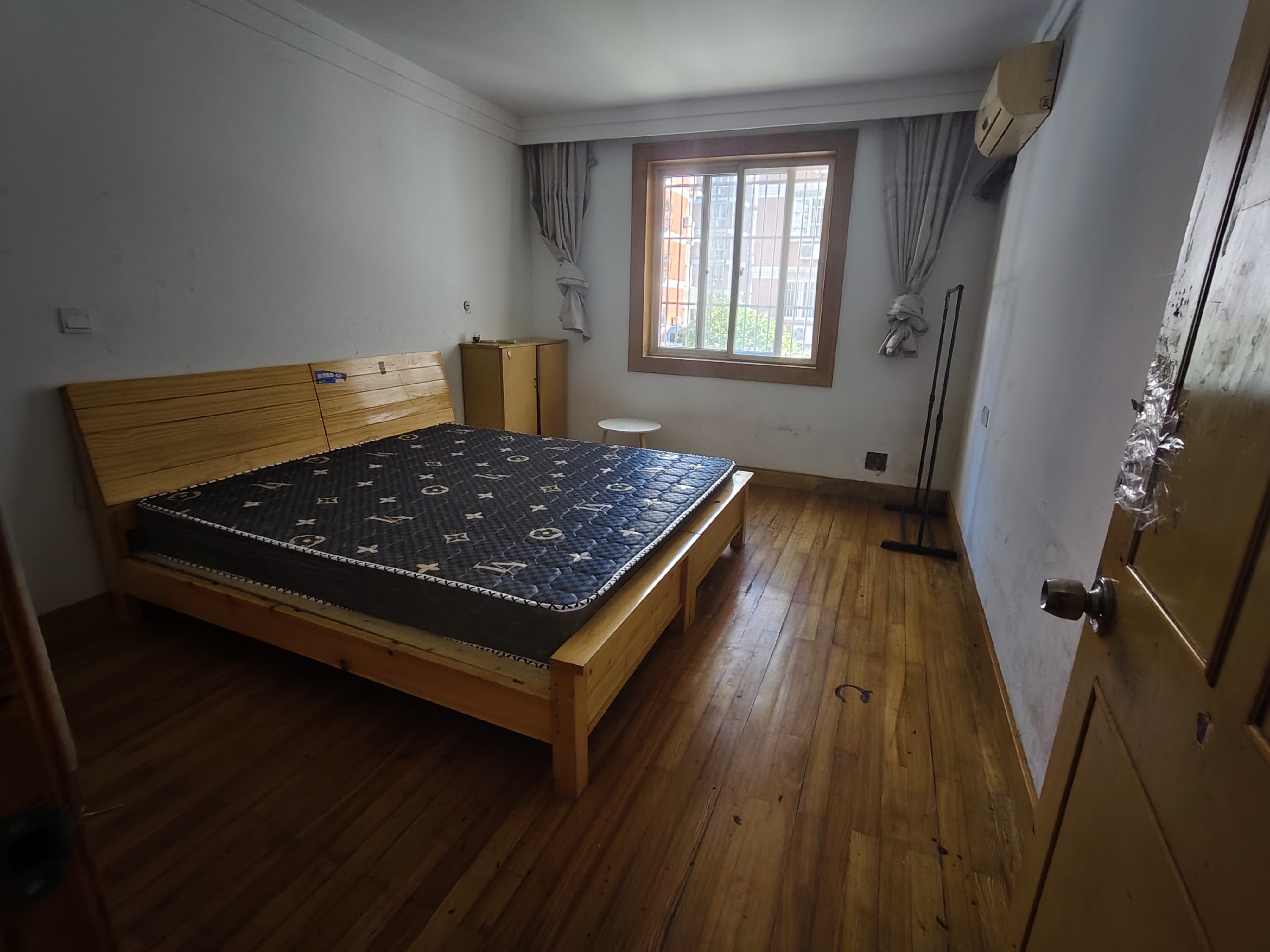易家桥新村 5室1厅1卫 140m²