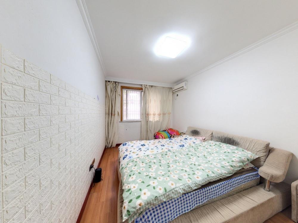 兴发花苑 3室2厅2卫 136m&sup2;