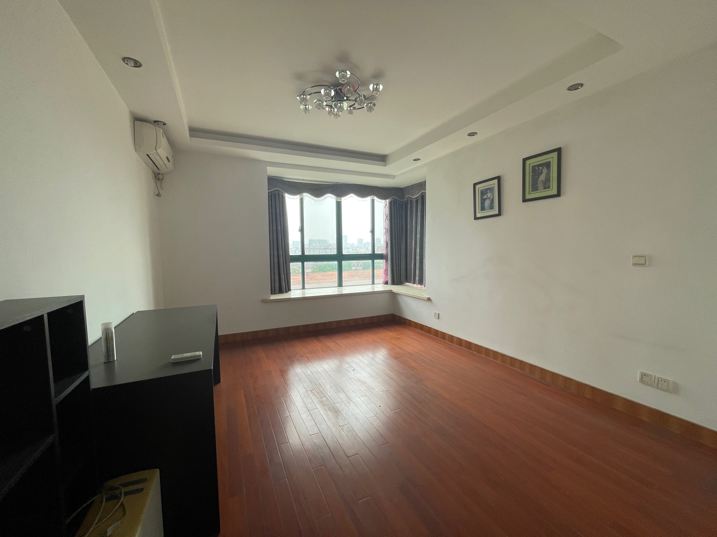 璀璨星湖 3室2厅2卫 13700.00m&sup2;