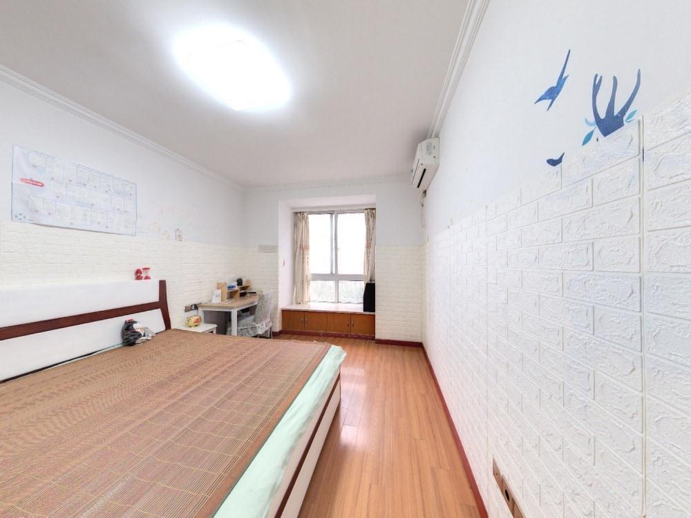 兴发花苑 3室2厅2卫 136m&sup2;