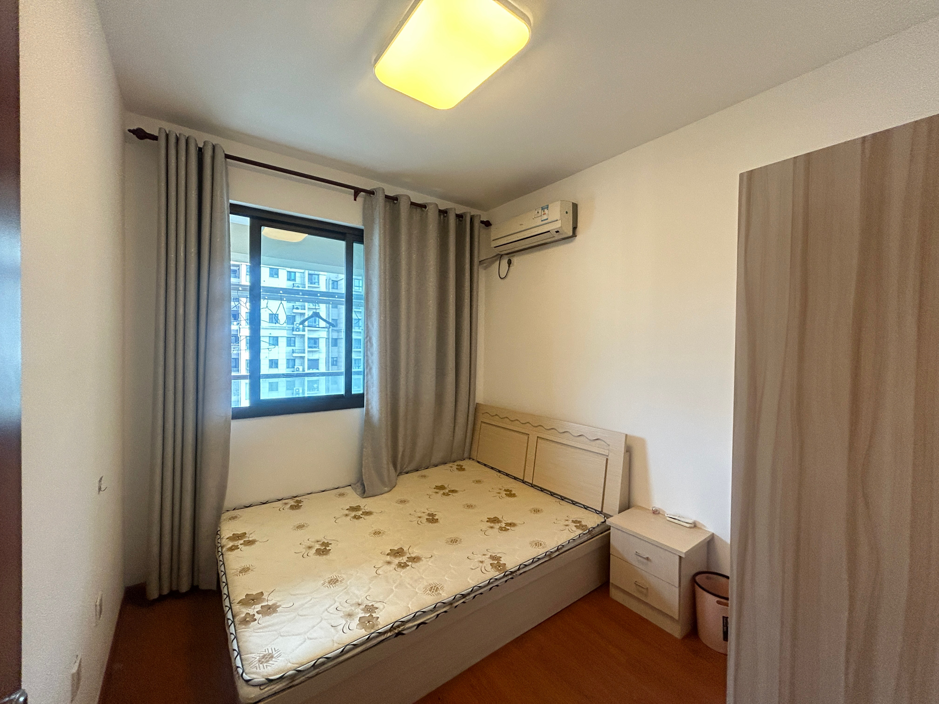 皇家花园北区 3室2厅1卫 97m&sup2;