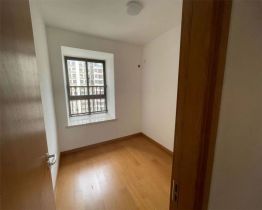 绿地新里城 3室2厅1卫 95m&sup2;