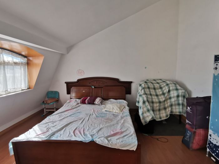 前景花苑 4室2厅2卫 141m&sup2;