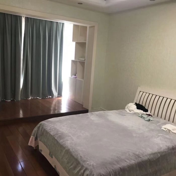 天地华庭 3室2厅2卫 156m&sup2;