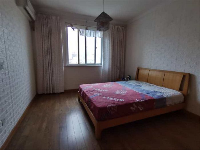 金辉花园 3室2厅1卫 132m²