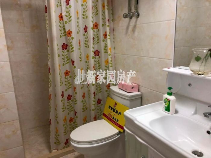 新星苑 3室2厅1卫 136m&sup2;