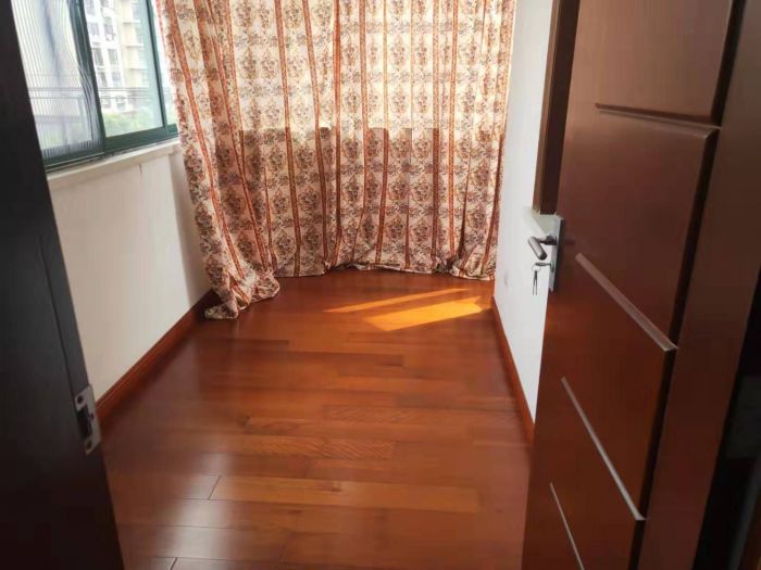 星湖花园 4室2厅2卫 196m&sup2;