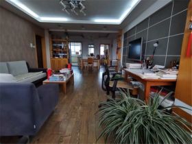 金辉花园 3室2厅1卫 132m²