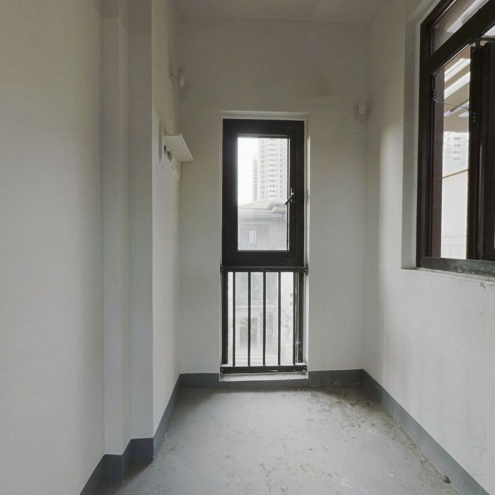 绿地新里城 3室2厅3卫 140m&sup2;