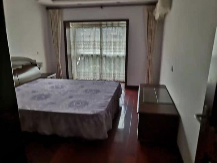 天虹花园 3室2厅1卫 112m&sup2;