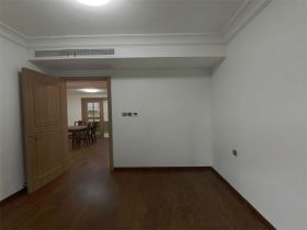 雍华府 4室2厅2卫 135m&sup2;