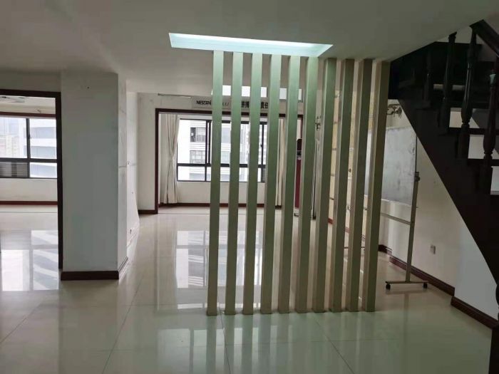 鸿运大厦 2室1厅1卫 65m&sup2;